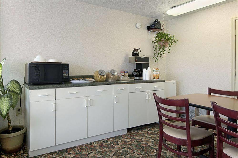 Executive Inn Calhoun Exterior photo